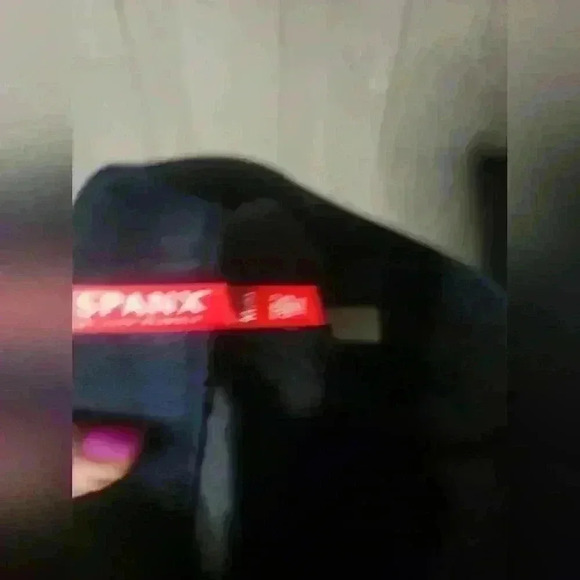 Womens Spanx Dark wash Capris. SIZE MEDUIM. - Picture 3 of 6